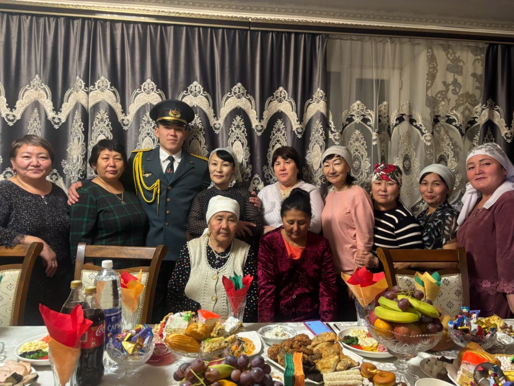 Әдемі әйелмен жүр